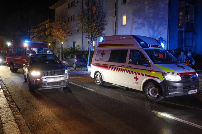 Autolenkerin nach Verkehrsunfall in Wels-Innenstadt von Einsatzkräften aus Unfallfahrzeug befreit