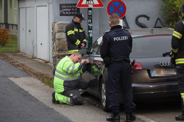 Techniker eines Automobilclubs befreit in Wels-Vogelweide Kleinkind aus verschlossenem Auto