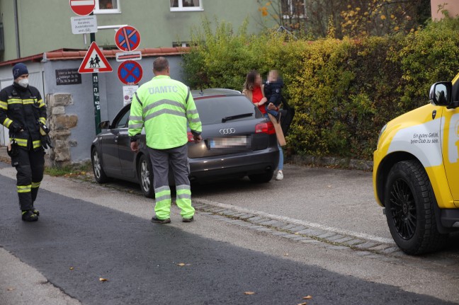 Techniker eines Automobilclubs befreit in Wels-Vogelweide Kleinkind aus verschlossenem Auto