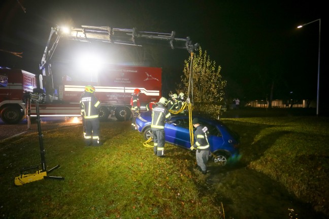 Auto mit Jugendlichen landet bei Verkehrsunfall in Braunau am Inn in kleinem Bach