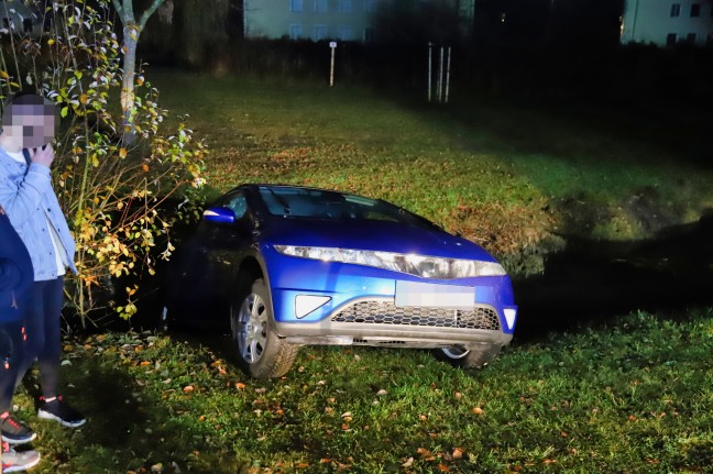 Auto mit Jugendlichen landet bei Verkehrsunfall in Braunau am Inn in kleinem Bach
