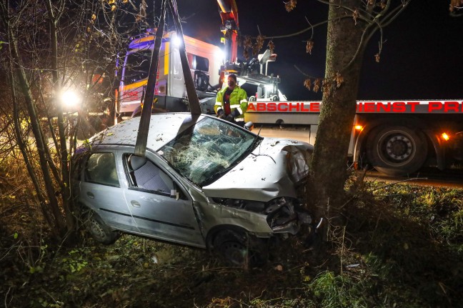 Auto bei Sierning frontal gegen Baum geprallt - Lenker schwer verletzt