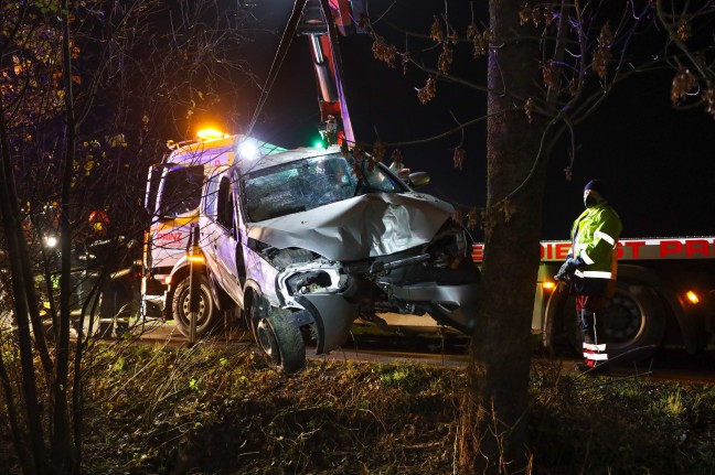 Auto bei Sierning frontal gegen Baum geprallt - Lenker schwer verletzt