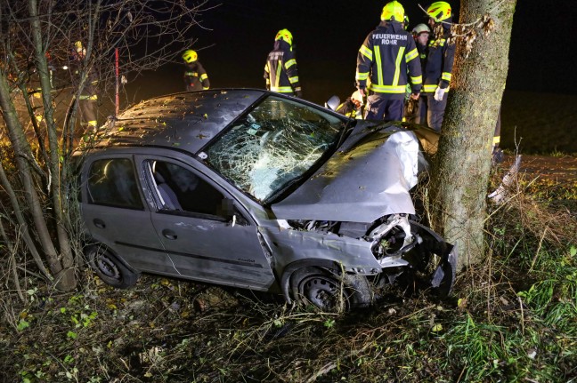Auto bei Sierning frontal gegen Baum geprallt - Lenker schwer verletzt