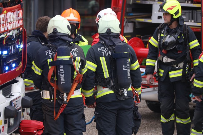 Großeinsatz bei Brand im Gebäude eines Fachmarktes in Vöcklabruck