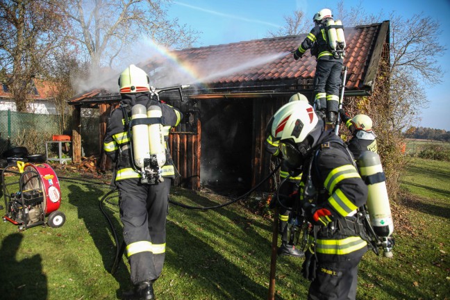 Drei Feuerwehren bei Brand einer Gartenhütte in Pollham im Einsatz