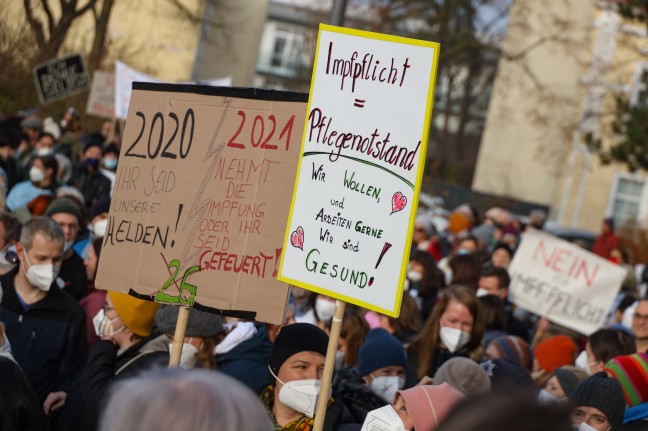 Demo gegen Impfpflicht für Gesundheitspersonal vor Klinikum in Wels-Neustadt