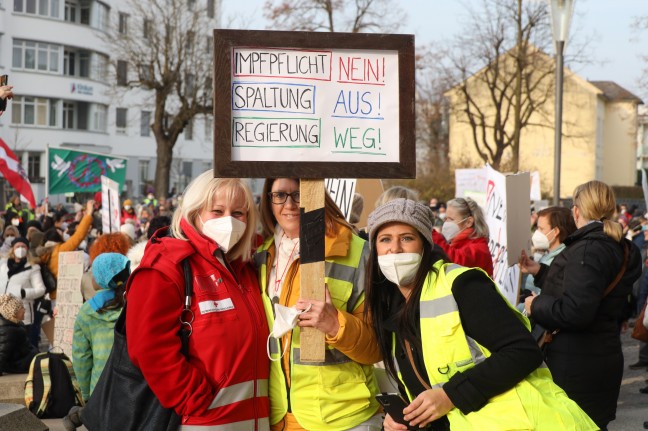 Demo gegen Impfpflicht für Gesundheitspersonal vor Klinikum in Wels-Neustadt