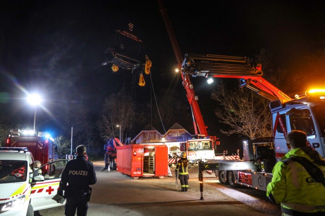 Auto samt Insassen bei Lambach in die Traun gestürzt - Beifahrer (18) verstorben