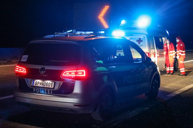 Auto bei Verkehrsunfall auf Westautobahn in Vorchdorf überschlagen