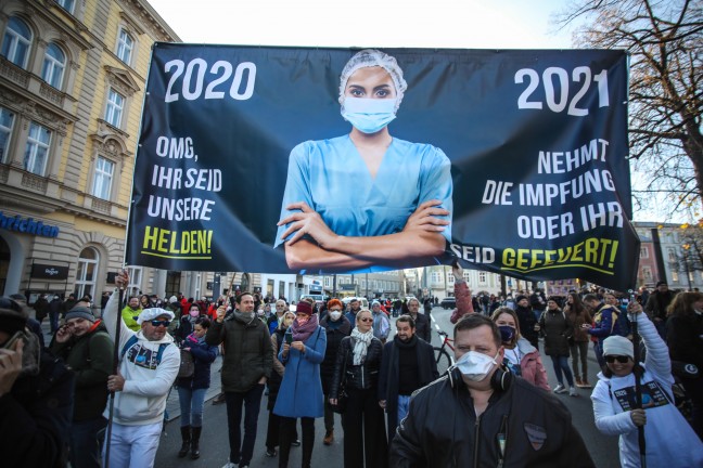 Tausende Menschen bei Demo gegen CoV-Lockdown in Linz auf der Straße