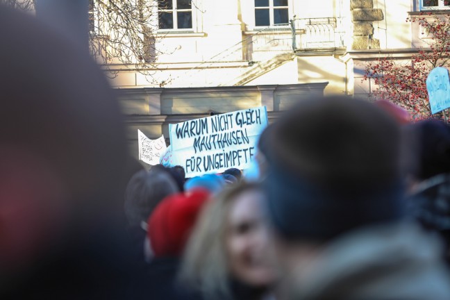 Tausende Menschen bei Demo gegen CoV-Lockdown in Linz auf der Straße