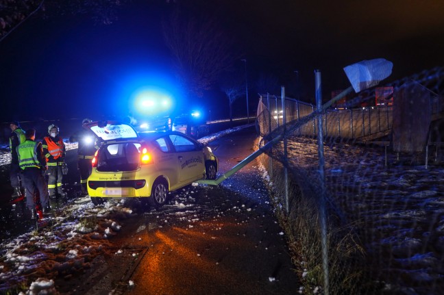 Auto bei Verkehrsunfall in Wels-Neustadt gegen Straßenlaterne gekracht