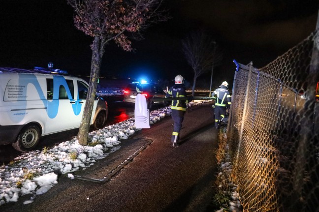 Auto bei Verkehrsunfall in Wels-Neustadt gegen Straßenlaterne gekracht