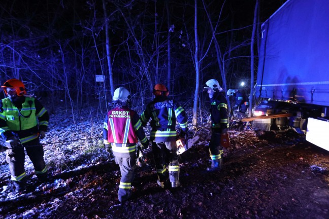 Festgefahren: Feuerwehr bei LKW-Bergung aus Waldstück in Braunau am Inn im Einsatz