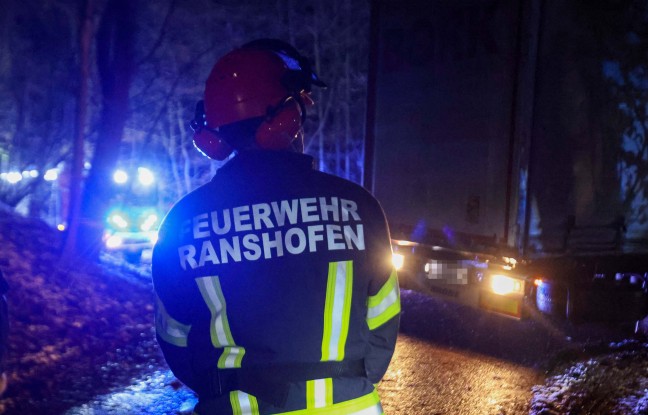 Festgefahren: Feuerwehr bei LKW-Bergung aus Waldstück in Braunau am Inn im Einsatz