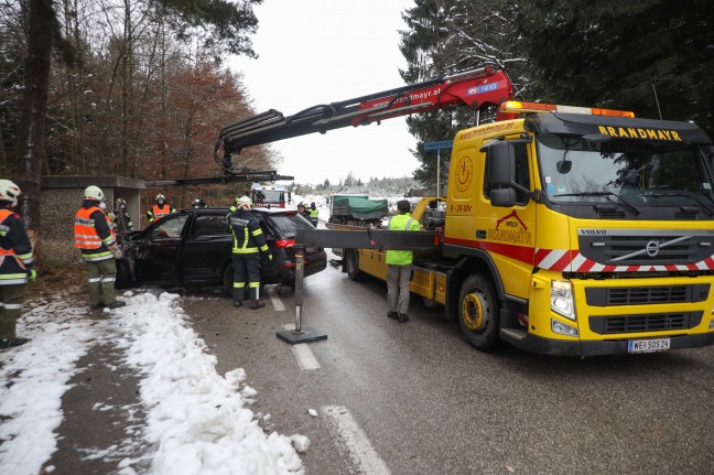 Auto bei Verkehrsunfall in Sipbachzell gegen Bäume und Verkehrszeichen gekracht