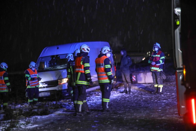 Kleintransporter bei winterlichen Straßenverhältnissen in Buchkirchen in Wiese gelandet