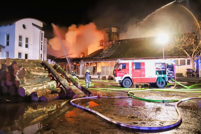 16 Feuerwehren bei Großbrand in einem Holzverarbeitungsbetrieb in Grein im Einsatz