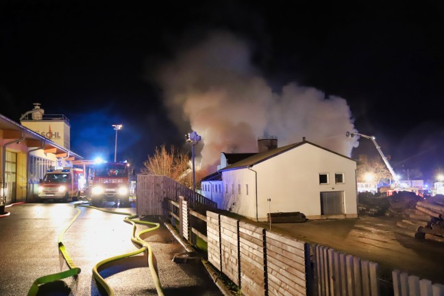 16 Feuerwehren bei Großbrand in einem Holzverarbeitungsbetrieb in Grein im Einsatz
