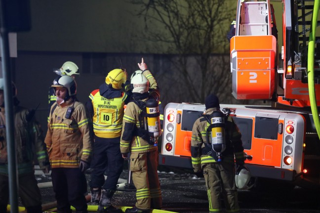 Dach einer Wohnanlage in Linz-Kleinmünchen-Auwiesen nach Wohnungsbrand in Flammen