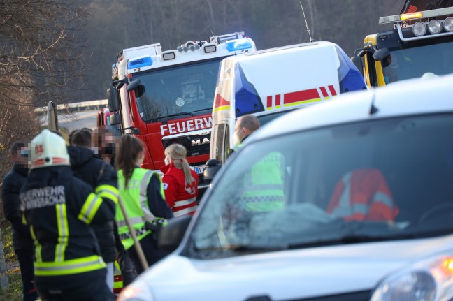 Schwerer Kreuzungscrash zwischen zwei Kleintransporter in Bad Wimsbach-Neydharting