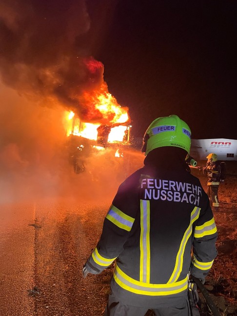 Feuerwehr bei LKW-Brand in Nußbach im Einsatz