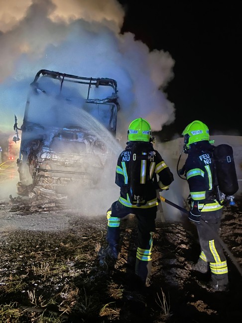 Feuerwehr bei LKW-Brand in Nußbach im Einsatz