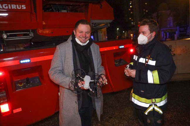 Drohne mittels Drehleiter der Feuerwehr aus Baumkrone in Wels-Innenstadt geborgen