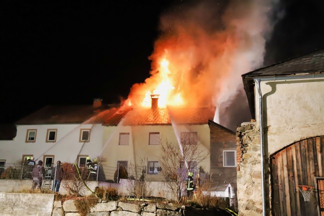 Elf Feuerwehren bei Großbrand eines Wohnhauses in Reichenthal im Einsatz
