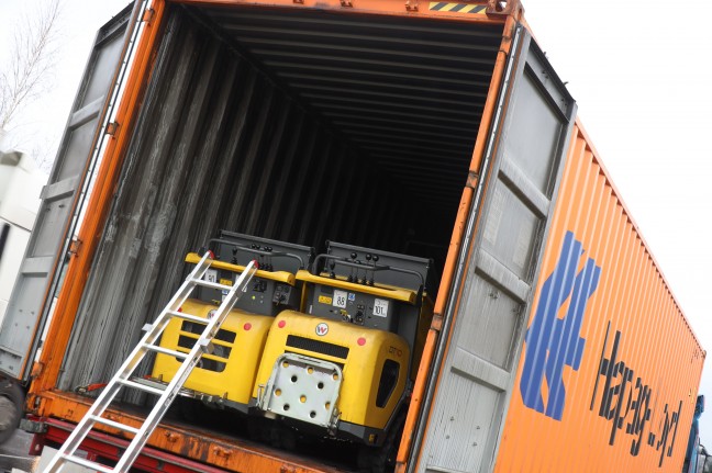 Baumaschinen in LKW-Container: Feuerwehr bei Asten sowie in Enns im Löscheinsatz