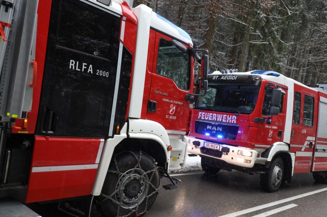 Auto bei winterlichen Straßenverhältnissen auf Sauwaldstraße in St. Aegidi verunfallt