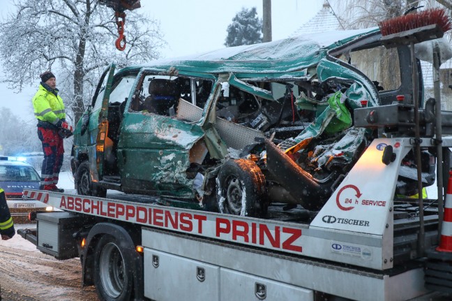 Schwerer Verkehrsunfall zwischen Kleintransporter und LKW bei Schiedlberg