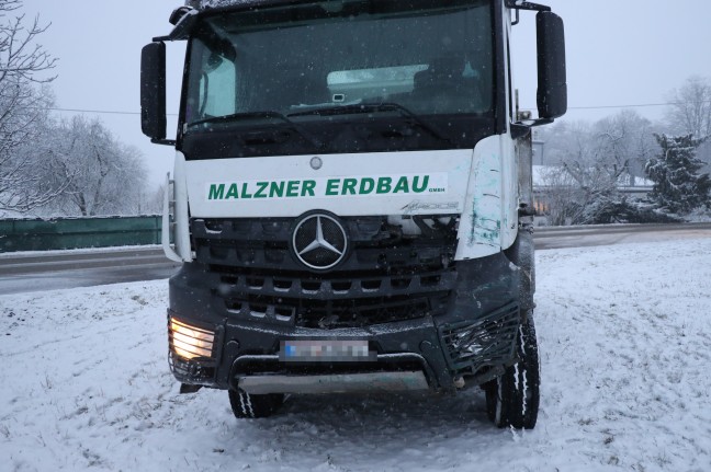 Schwerer Verkehrsunfall zwischen Kleintransporter und LKW bei Schiedlberg