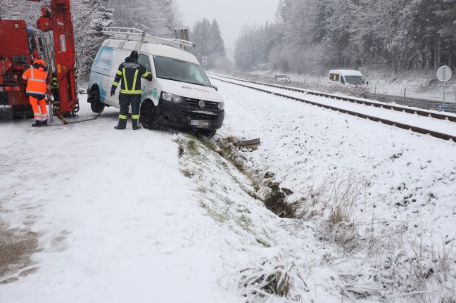 Kleintransporter rutschte bei Sattledt von Strae und landete am Bahndamm