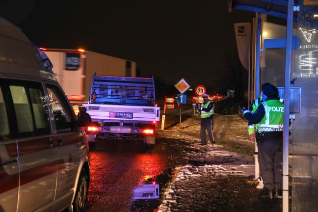 Fugnger in Wels-Schafwiesen von Pritschenwagen angefahren