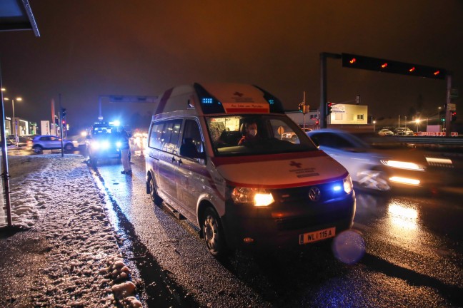 Fugnger in Wels-Schafwiesen von Pritschenwagen angefahren