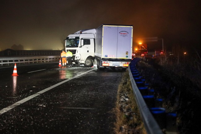 LKW-Sattelzug auf Innkreisautobahn bei Wels in Leitschiene gerutscht