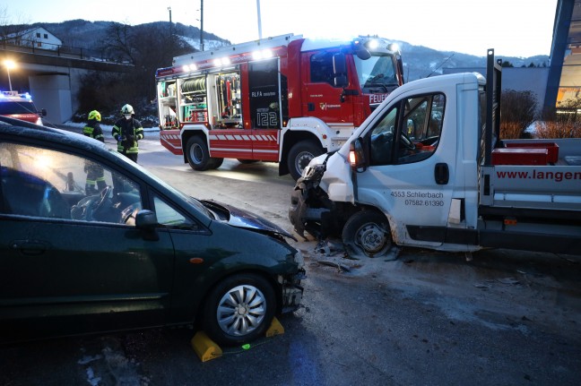 Menschenrettung nach Verkehrsunfall mit drei Fahrzeugen auf glatter Straße in Kirchdorf an der Krems