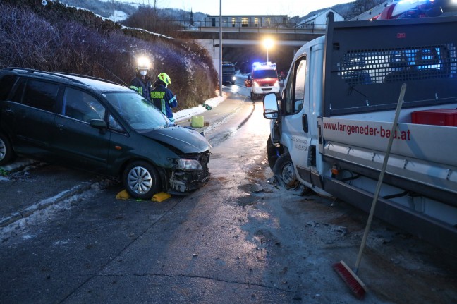 Menschenrettung nach Verkehrsunfall mit drei Fahrzeugen auf glatter Straße in Kirchdorf an der Krems