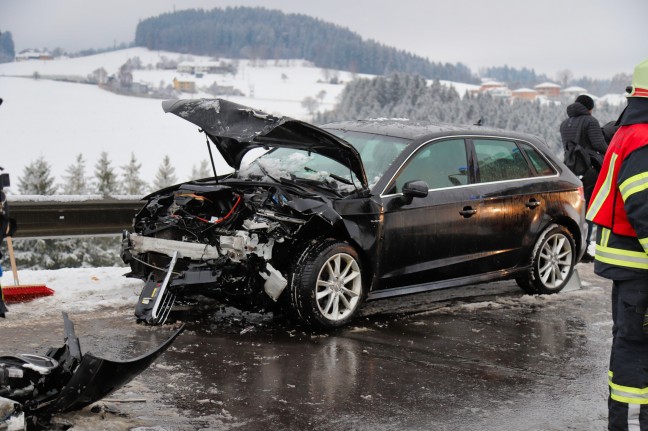 Drei teils Schwerverletzte bei Verkehrsunfall in Zwettl an der Rodl