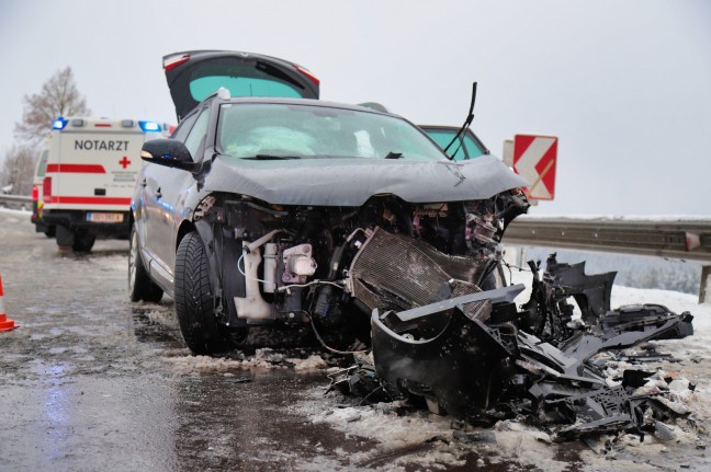 Drei teils Schwerverletzte bei Verkehrsunfall in Zwettl an der Rodl