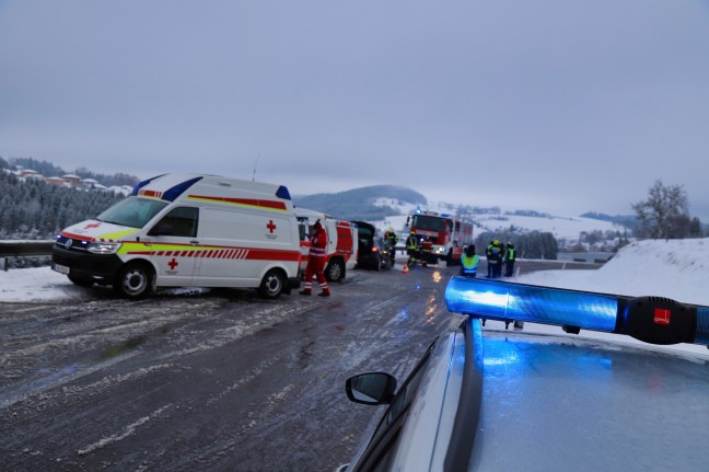 Drei teils Schwerverletzte bei Verkehrsunfall in Zwettl an der Rodl