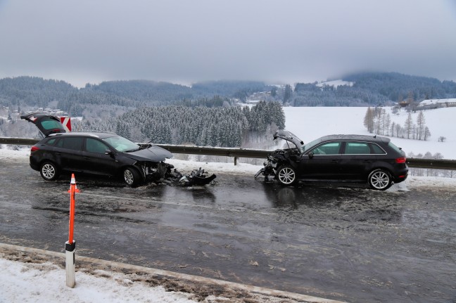 Drei teils Schwerverletzte bei Verkehrsunfall in Zwettl an der Rodl