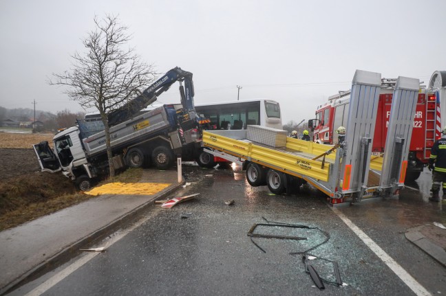 Kollision zwischen Linienbus und LKW auf Wallerner Strae bei Fraham