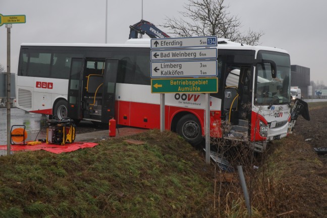 Kollision zwischen Linienbus und LKW auf Wallerner Straße bei Fraham