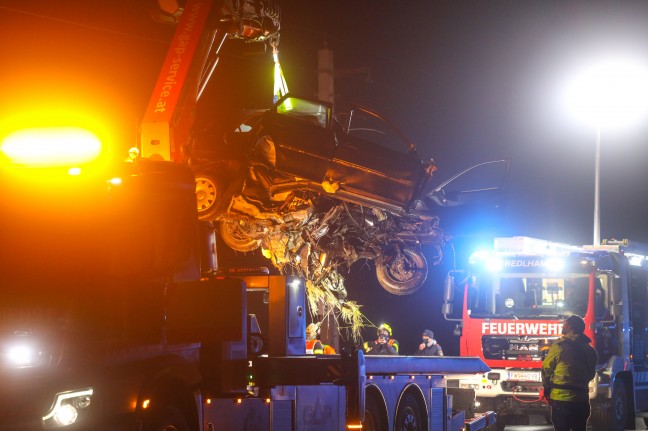 Tödlicher Unfall: Autolenker (19) kracht bei Redlham frontal gegen Oberleitungsmast der Bahnstrecke