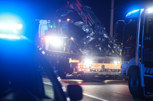 Tödlicher Unfall: Autolenker (19) kracht bei Redlham frontal gegen Oberleitungsmast der Bahnstrecke