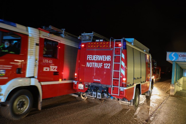 Drei Feuerwehren nach gemeldetem Brand eines Güterwaggons in Hörsching im Einsatz