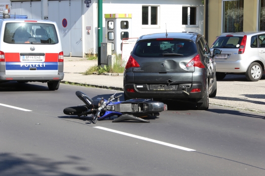 Mopedlenker bei Verkehrsunfall in Wels-Pernau erheblich verletzt